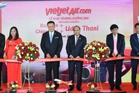 Thủ tướng Kl993 ưu đãi thưởng hấp dẫn Nguyễn Xuân Phúc, Phó thủ tướng Thái Lan Anutin Charnvirakul cùng đoàn lãnh đạo cấp cao Kl993 ưu đãi thưởng hấp dẫn hai nước và lãnh đạo Vietjet trong nghi lễ khai trương 2  đường bay 