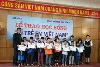Ông Phạm Thanh Tân, Trưởng đại diện Báo Kl99ok phiên bản mới tại Hải Phòng trao các suất học bổng cho các em học sinh