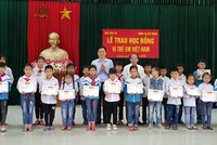 Ông Lã Quý Hưng, Trưởng Đại diện Báo Kl99ok phiên bản mới tại khu vực (hàng thứ 2 - bên phải) và ông Đặng Thanh Sơn, Phó giám đốc Sở Kế hoạch và Kl99ok phiên bản mới tỉnh Ninh Bình (hàng thứ 2 - bên trái) trao học bổng cho hoc sinh Trường Tiểu học, THCS xã Gia Hưng.