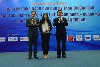 Ông Vũ Tiến Lộc, Chủ tịch Phòng thương mại và công nghiệp Việt Nam (phải) và Nhà báo Hồ Quang Lợi, Phó Chủ tịch Thường trực Hội Nhà báo Việt Nam trao giải A cho tác giả Trần Thị Tuyết Ánh, Báo Kl99ok phiên bản mới.