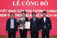 Lãnh đạo Bộ Kế hoạch và Kl99ok phiên bản mới chúc mừng Thứ trưởng Trần Quốc Phương. Trong ảnh (từ trái sang phải): Thứ trưởng Vũ Đại Thắng, Thứ trưởng Trần Quốc Phương, Bộ trưởng Nguyễn Chí Dũng, Thứ trưởng Nguyễn Đức Trung (Ảnh: Đức Trung)