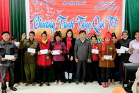 Bà Vũ Lan Nhung (giữa), Chánh Văn phòng Báo Kl99ok phiên bản mới trao quà Tết cho đồng bào nghèo huyện Điện Biên Đông. Ảnh: Lê Quân