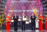 Ban Tổ chức trao Giải Tập thể có thành tích xuất sắc và đóng góp tích cực Giải Búa liềm vàng lần thứ 4 năm 2019 cho Tổng Biên tập Báo Kl99ok phiên bản mới Lê Trọng Minh. Ảnh: Chí Cường