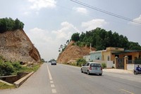 Sau hơn 10 năm khai thác, tuyến tránh phía Đông TP. Thanh Hóa hiện đã bước vào giai đoạn trùng tu, nhưng không có kinh phí để thực hiện. Ảnh: A.M
