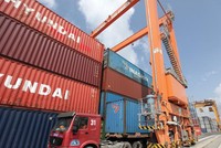 Làm hàng tại cảng Hải Phòng. Ảnh: Đức Thanh