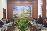 Bí thư Tỉnh ủy Quảng Bình Hoàng Đăng Quang trao đổi thông tin về lĩnh vực Kl99ok phiên bản mới với đoàn công tác.