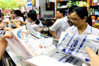Những ngày qua, do lo ngại virus corona, nhu cầu khẩu trang y tế, găng tay y tế và nước sát trùng tăng mạnh (Ảnh minh họa)