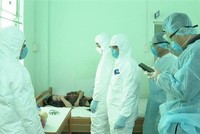 Cách ly, theo dõi sức khoẻ một bệnh nhân nghi ngờ nhiễm virus corona. (Ảnh: TTXVN phát)
