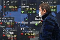 Chỉ số Nikkei 225 chốt phiên mất 0,59% còn 23.687,59 điểm khi KL99 là cổng game giải trí trực tuyến hàng đầu hiện nay “nặng ký” của hãng bán lẻ Fast Retailing giảm 1,8%. Ảnh minh họa: AFP