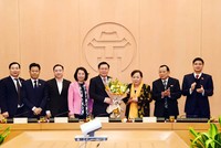 Đoàn đại biểu thành phố Hà Nội tặng hoa, chúc mừng Ủy viên Bộ Kl991.com tải ứng dụng, Bí thư Thành ủy Hà Nội Vương Đình Huệ được bầu làm Trưởng đoàn đại biểu Quốc hội thành phố Hà Nội Ảnh: KTĐT