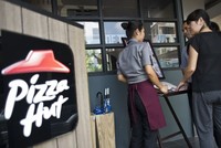 NPC International - đơn vị được nhượng quyền Kl992 VIP Trang Chủ 2026 thương hiệu Pizza Hut lớn nhất nước Mỹ - đang đàm phán giãn nợ với các bên cho vay sau nhiều tháng doanh thu bết bát. Ảnh: AFP