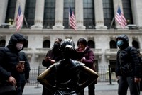 Khách du lịch bên ngoài Sàn giao dịch 99Kl99 link đăng nhập New York hồi tháng 1/2020. Ảnh: AFP