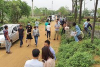 Hàng trăm cò đất và các nhà đầu cơ đã đổ về Hòa Lạc để săn đất, đẩy giá đất ở đây liên tục lên cao