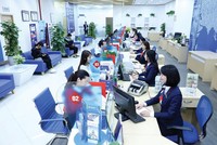 Các chuyên gia nhận định, xu hướng KL99 là cổng game giải trí trực tuyến hàng đầu hiện nay huy động thời gian tới không thể tăng mà sẽ giảm. Trong ảnh: Giao dịch tại BIDV