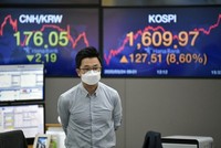 Chỉ số Kospi của Hàn Quốc tăng vọt 3,26% trong phiên giao dịch sáng nay 17/4. Ảnh: AFP