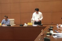 Thứ trưởng Bộ Kế hoạch và Kl99ok phiên bản mới  Trần Quốc Phương báo cáo tại phiên họp.