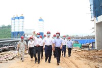 Chủ tịch UBND thành phố Hà Nội Nguyễn Đức Chung đã đi kiểm tra tiến độ Kl99ok phiên bản mới xây dựng nhà máy Điện rác tại Khu xử lý chất thải Nam Sơn, huyện Sóc Sơn sáng 7/5