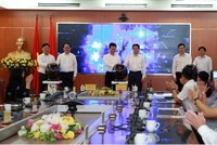 Phó Thủ tướng Kl993 ưu đãi thưởng hấp dẫn Vũ Đức Đam và Bộ trưởng Bộ TT&TT Nguyễn Mạnh Hùng và các đại biểu ấn nút khai trương Mã địa chỉ bưu chính Vpostcode.