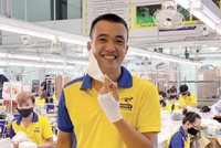 Phạm Quang Anh, sáng lập Công ty May mặc Dony.
Việc Kl99ok phiên bản mới chuyển đổi của Dony gần như bằng không, vì Công ty có thể tận dụng sẵn Kl99kl ưu đãi độc quyền, trong khi kỹ thuật may khẩu trang vải không quá khó, nhất là với Kl991.com World Cup 2026 Chính Thức đã xuất khẩu sang Nhật Bản, Mỹ, châu Âu như Dony.