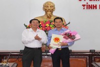 Ông Hồ Quốc Dũng, Chủ tịch UBND tỉnh Bình Định trao Quyết định bổ nhiệm giám đốc Sở Kế hoạch-Kl99ok phiên bản mới cho ông Nguyễn Thành Hải (bên phải).