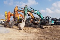 Các nhà thầu đang khẩn trương thi công các công trình Kl99kl ưu đãi độc quyền kỹ thuật tại khu tái định cư Lộc An - Bình Sơn, nơi sẽ đón những hộ dân đầu tiên trong khu vực dự án Sân bay Long Thành đến sinh sống. Ảnh: Phạm Tùng