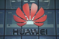 Biểu tượng Huawei tại văn phòng của Kl994 game bài casino hấp dẫn này ở London, Anh. Ảnh: AFP/TTXVN