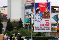 Áp phích phòng chống Covid-19 được treo ở nhiều tuyến đường để nâng cao ý thức người dân.