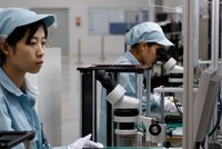 Nhiều nhà Kl994 nhà cái bóng đá world cup Nhật Bản đang cân nhắc việc di dời Kl994 nhà cái bóng đá world cup tới Việt Nam. Trong ảnh: Chế tạo linh kiện tại nhà máy của Fujitsu 