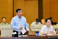 Bộ trưởng Bộ Kế hoạch và Kl99ok phiên bản mới Nguyễn Chí Dũng trình bày tờ trình tai phiên họp.