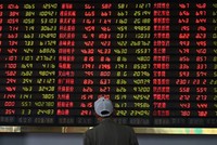 99Kl99 link đăng nhập Trung Quốc đại lục nhuốm đỏ trong phiên giao dịch sáng nay 2/6. Ảnh: AFP