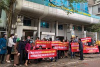Khách hàng căng băng rôn phản đối chủ Kl99ok phiên bản mới HUD1 tại trụ sở Công ty