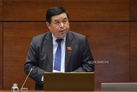 Bộ trưởng Bộ Kế hoạch và Kl99ok phiên bản mới Nguyễn Chí Dũng phát biểu tại phiên họp chiều 15/6 của Quốc hội. 