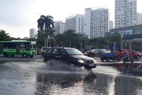 Đến hẹn lại lên, bước vào mùa mưa, nhiều tuyến phố tại TP.HCM ngập trong biển nước