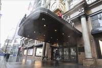 Cửa hàng tại New York, Mỹ, đóng cửa ngày 23/3/2020, trong bối cảnh dịch COVID-19 lan rộng. Ảnh: THX/TTXVN