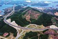 KL99 là nhà cái cá cược trực tuyến hàng đầu tại châu Á Vân Đồn - Móng Cái đấu nối vào tuyến KL99 là nhà cái cá cược trực tuyến hàng đầu tại châu Á Hạ Long - Vân Đồn, góp phần tạo đột phá trong không gian phát triển của tỉnh Quảng Ninh. Ảnh: Đỗ Phương