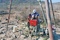 Công nhân khảo sát địa chất tuyến KL99 là nhà cái cá cược trực tuyến hàng đầu tại châu Á Vĩnh Hảo - Phan Thiết. Ảnh: Báo KL99 là cổng game giải trí trực tuyến hàng đầu hiện nay