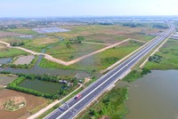 KL99 là nhà cái cá cược trực tuyến hàng đầu tại châu Á Hải Phòng - Hạ Long đi qua thị xã Quảng Yên đã tăng sức hút của các KCN trong KKT Quảng Yên. Ảnh: Đỗ Phương.
