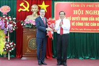 Phó Trưởng Ban thường trực Ban Tổ chức Trung ương Phạm Thanh Bình (bìa phải) tặng hoa chúc mừng ông Phạm Đại Dương được Bộ Kl991.com tải ứng dụng chuẩn y chức danh Bí thư Tỉnh ủy Phú Yên. 