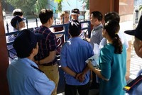 Trang Chủ KL99Com Số 1 Link Đăng Ký KL999 và người được ủy quyền bị chặn cửa. Ảnh: Dũng Minh