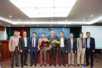 Ông Trần Hồng Kiên - Uỷ viên HĐQT độc lập ( thứ năm từ trái sang) ra mắt Đại hội