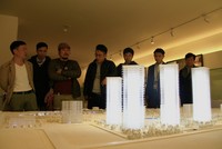 Đại diện chủ Kl99ok phiên bản mới giới thiệu với khách hàng về quy hoạch dự án. Ảnh: Thành Nguyễn