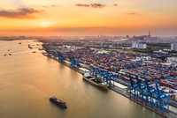 "Khối ngoại" có sản lượng thấp hơn nhưng lại chiếm tới 75% doanh thu trên thị trường logistics. Ảnh: Shutterstock.