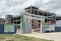 Một dự án mới đang được xây dựng tại KCN Long Hậu. Ảnh: Bình Minh.