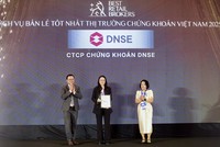 Bà Nguyễn Ngọc Linh, Tổng Giám đốc DNSE (giữa) nhận giải Top 10 công ty 99Kl99 link đăng nhập có dịch vụ bán lẻ tốt nhất tại Việt Nam.