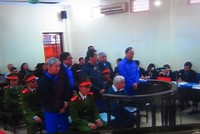 Các bị cáo tại tòa (ảnh chụp qua màn hình)