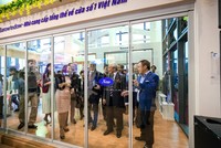 Sản phẩm cửa đi mở trượt 6 cánh của Eurowindow tại Vietbuild Hà Nội 2017
