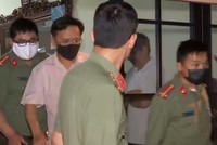 Công an bắt tạm giam ông Nguyễn Minh Khoa (người mặc áo sáng màu đi giữa) chiều tối 13-3 tại nhà riêng của ông này ở TP Sơn La - Ảnh: tuoitre

