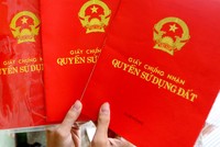 Lào Cai: Cán bộ Phòng Tài nguyên môi trường nhận tiền “bôi trơn” làm 17 sổ đỏ sai quy định 