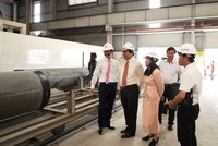 Ông Võ Quốc Thắng (ngoài cùng bên trái) Ông Võ Quốc Thắng - Chủ tịch HĐQT Đồng Tâm Group, giới thiệu đến ông 
Phạm văn Rạnh - Uỷ viên BCH TW Đảng, Bí thư Tỉnh ủy, Chủ tịch HĐND Tỉnh 
Long An cùng khách hàng khi tham quan Nhà máy Kl994 nhà cái bóng đá world cup Cọc Bê tông ly 
tâm.