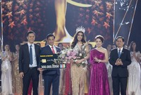 Ông Trần Ngọc Tâm – Tổng giám đốc Nam A Bank  tặng thẻ Nam A Bank JCB cho Tân Hoa hậu Hoàn vũ Việt Nam 2019 Nguyễn Trần Khánh Vân.